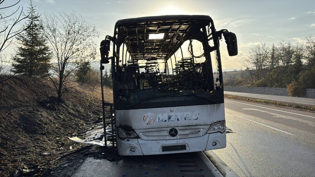 Yolcu otobüsü cayır cayır yandı! 30 yolcuyu şoförün dikkati kurtardı 4